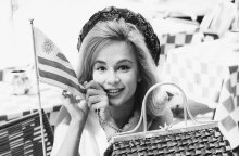 H Αλίκη Βουγιουκλάκη καθισμένη σ' ένα τραπεζάκι στη Via Veneto στη Ρώμη τον Σεπτέμβρη του 1962 © Keystone/Hulton Archive/Getty Images