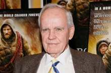 Κόρμακ Μακάρθι: Αποχαιρετισμός στον μείζονα Αμερικανό συγγραφέα που πέθανε στις 13/6/2023 - Η πορεία του στη λογοτεχνία και η μεταφορά του έργου του στο σινεμά.