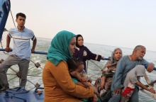 Πολίτες κάθε ηλικίας ταξιδεύουν με πλοιάριο μετά τη φυγή τους από του Σουδάν, λόγω του πολέμου