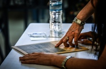 Τετράδιο απαντήσεων των Πανελληνίων 2023 πάνω σε θρανίο - Καθηγητής εξηγεί σε υποψήφιο τι θα πρέπει να συμπληρώσει στο εξώφυλλο