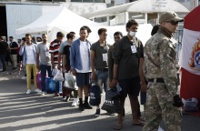 Ναυάγιο στην Πύλο: Έφτασαν στο Κέντρο Υποδοχής και Ταυτοποίησης της Μαλακάσας διασωθέντες της τραγωδίας - Η κατάσταση της υγείας τους. 