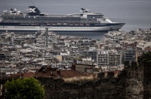 Θεσσαλονίκη: «Έδεσαν» στο λιμάνι τα κρουαζιερόπλοια «Celebrity Infinity» και «Celestyal Crystal», με 2.800 τουρίστες που ξεναγούνται στην πόλη.