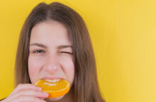 Κοπέλα δαγκώνει πορτοκάλι