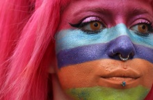 Εσθονία: Η χώρα έγινε η πρώτη στην κεντρική Ευρώπη που θα επιτρέπει τους γάμους ομοφύλων - Υπερψηφίστηκε το σχέδιο νόμου, σε εφαρμογή από το 2024.