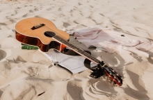 Ο Γιώργος Φλωράκης επιλέγει 12 τραγούδια για το καλοκαίρι του 2023