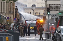 Πυροσβεστικές δυνάμεις στο σημείο της ισχυρής έκρηξης στο Παρίσι