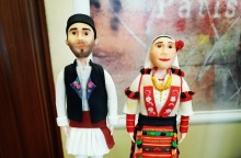 Ζαχαροπλάστης φτιάχνει παραδοσιακές φορεσιές με ζαχαρόπαστα