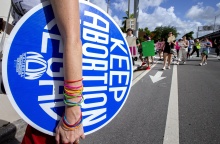 Διαμαρτυρία για το δικαίωμα στην άμβλωση μετά την απόφαση του Ανώτατου Δικαστηρίου των ΗΠΑ