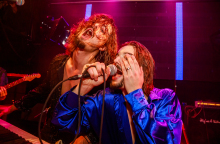 Pink Vanity: Τα αδέλφια Αλέξανδρος και Κωνσταντίνος Κρομμύδας, μιλούν για το indie rock συγκρότημά τους, πριν την εμφάνισή τους στο Release Athens 2023.