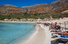 Λουόμενοι σε παραλία απολαμβάνουν ήλιο και θάλασσα