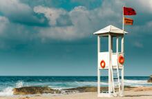 Κόκκινη σημαία από τους ναυαγοσώστες σε παραλία της Κρήτης