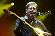 Θανάσης Παπακωνσταντίνου: Παρέμβαση για τα καπνογόνα στις συναυλίες του μετά το περιστατικό στα Μάταλα - Ο κίνδυνος για τη σωματική ακεραιότητα των μουσικών.