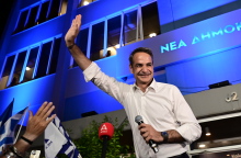 Ο Κυριάκος Μητσοτάκης στα γραφεία της Νέας Δημοκρατίας μετά τη νίκη του κόμματός του στις εκλογές της 25ης Ιουνίου