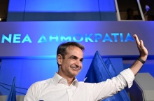 Ο Κυριάκος Μητσοτάκης με υψωμένο το χέρι χαιρετά τους φίλους και τα στελέχη της ΝΔ που συγκεντρώθηκαν έξω από τα γραφεία του κόμματος στην Πειραιώς μετά το εκλογικό αποτέλεσμα