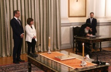 Κυριάκος Μητσοτάκης, Κατερίνα Σακελλαροπούλου και Αρχιεπίσκοπος Ιερώνυμος σε στιγμιότυπο από τη σημερινή ορκωμοσία του πρωθυπουργού