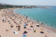 Έτοιμες να υποδεχθούν τους λουόμενους οι παραλίες της Γλυφάδας