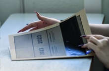 Υποψήφια των Πανελληνίων κρατά στα χέρια της το τετράδιο απαντήσεων των Πανελληνίων