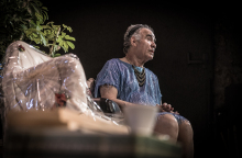 Ο Χρήστος Στέργιογλου στην παράσταση «Το ρόδο είναι ρόδο»