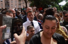 Γαλλία: «Συγκλονισμένος» για τον θάνατο 17χρονου από σφαίρα αστυνομικού δήλωσε ο πρόεδρος Μακρόν - Έκκληση  για ηρεμία μετά τη νύχτα έντασης στα προάστια.