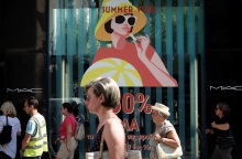 Θερινές εκπτώσεις: Η επίσημη ημερομηνία έναρξης - Ποια Κυριακή θα λειτουργήσει η αγορά - Όσα πρέπει να γνωρίζουν οι καταναλωτές.