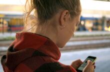 Νεαρή κοπέλα χρησιμοποιεί κινητό