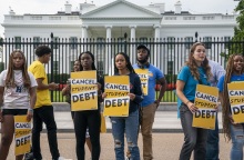 ΗΠΑ: Το Ανώτατο Δικαστήριο ακύρωσε το εμβληματικό μέτρο του προέδρου Μπάιντεν για διαγραφή μέρους του φοιτητικού χρέους - Επικράτησε η συντηρητική πλειοψηφία.