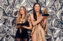 Wet Leg - Αποκλειστική Συνέντευξη: Η Rhian Teasdale και η Hester Chambers μιλούν στην ATHENS VOICE για τη μεγάλη επιτυχία τους, τη μουσική και τη ζωή τους.