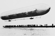 Σαν σήμερα 2 Ιουλίου: Το 1900, η πρώτη πτήση του Ζέπελιν - Η εφεύρεση του Φερδινάνδου φον Ζέπελιν που άλλαξε τον ρου της αεροπλοΐας στις απαρχές του 20ου αιώνα.