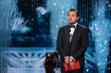 Ο Λεονάρντο Ντι Κάπριο με κουστούμι σε επίσημη τελετή