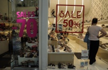 Γυναίκα σε βιτρίνα καταστήματος παπουτσιών με εκπτώσεις