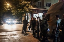 Αστυνομικοί παραταγμένοι στη Χαριλάου Τρικούπη μετά από επίθεση αγνώστων