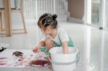 Παιδί ζωγραφίζει με τη βοήθεια φύλλων δέντρου