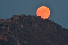 Η Πανσέληνος Ιουλίου ή αλλιώς Φεγγάρι του Ελαφιού βγαίνει πάνω από το Παλαμήδι στο Ναύπλιο