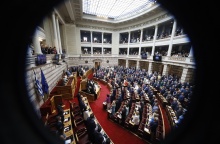 Οι βουλευτές έκατσαν στα έδρανα της Βουλής ανάλογα με τις θέσεις που ορίστηκαν για τα κόμματα στα οποία ανήκουν 