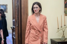 Ειρήνη Αγαπηδάκη: Ορκίστηκε ως αναπληρώτρια υπουργός Υγείας ενώπιον της Προέδρου της Δημοκρατίας και του πρωθυπουργού - Είχε βρεθεί θετική στον κορωνοϊό. 