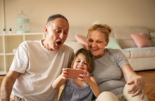 Οι διακοπές των παιδιών με τους παππούδες και τις γιαγιάδες: Τα πλεονεκτήματα και τα μειονεκτήματα