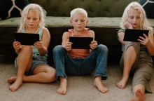 Ολλανδία: Τέλος κινητά τηλέφωνα, τάμπλετ και έξυπνα ρολόγια μέσα στις σχολικές αίθουσες από του χρόνου - Κυβερνητικό μέτρο για την προστασία των μαθητών.