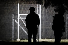 Αλεξανδρούπολη: Σύλληψη δύο διακινητών για παράνομη μεταφορά συνολικά 16 μεταναστών στον Έβρο - Με πλαστές πινακίδες κυκλοφορίας το όχημα.