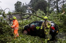 Ολλανδία: Μια γυναίκα έχασε τη ζωή της κατά τη σπάνια θερινή καταιγίδα που πλήττει τη χώρα - Σοβαρές ζημίες και προβλήματα στις μεταφορές.