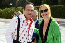 Ο Μάνος Βουλαρίνος σχολιάζει τις αντιδράσεις για το πώς ντύνονται οι βουλευτές όταν πάνε στη Βουλή.