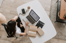 Γιατί συνεχίζουμε και δουλεύουμε από το σπίτι ενώ δεν μας κάνει καλό;