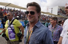 Ο Μπραντ Πιτ πρωταγωνιστεί ως πιλότος της Formula 1 για τις ανάγκες της νέας του ταινίας, «Apex» - Στη δημοσιότητα η πρώτη εικόνα του μονοθέσιου.