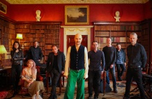 Συνέντευξη James: Ο Tim Booth μιλάει στην ATHENS VOICE πριν τη συναυλία τους στο Ηρώδειο, το Σάββατο 10 Ιουλίου.