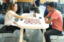 Θεσσαλονίκη: Σκακίστρια - πρόσφυγας από την Ουκρανία διδάσκει σκάκι σε προσφυγόπουλα από άλλες χώρες - Η Λάνα Μέρτζερ περιγράφει τις εμπειρίες της.