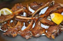 Κάποια στιγμή, ένα scrolle στο fb μου σύστησε τον βίο και την πολιτεία της κυρίας Γεωργίας. Κάτω από τον τίτλο μιας ταβέρνας στα Κάτω Πατήσια, μια παλιά Ελληνίδα διηγείται στην κόρη της, που την βιντεοσκοπεί, στιγμές από τη ζωή της. Χρόνια δύσκολα στο χωριό, όπου όλα έλειπαν και όμως όλα υπήρχαν, εποχές της απόλυτης ανέχειας, ο ερχομός στην Αθήνα, ο μόχθος, η προκοπή που χτίστηκε λιθαράκι-λιθαράκι με κόπο και σκληρή δουλειά. Ακούω μαγεμένη το λόγο της, όσο αυτή διηγείται καθαρίζοντας χόρτα ή φασ