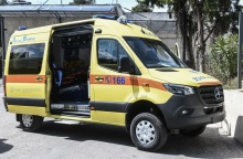 Ασθενοφόρο του ΕΚΑΒ με ανοιχτή την πόρτα του