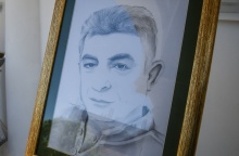 Σκίτσο για τον Γιώργο Καραϊβάζ