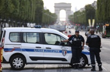 Αστυνομικοί δίπλα σε περιπολικά στη Γαλλία