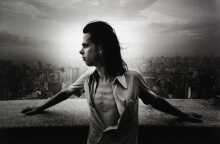 Η ιδιαίτερη σχέση του Nick Cave με τη Βραζιλία: Η πρώτη του επίσκεψη, η γνωριμία με τη σύζυγό του Viviane Carneiro, η γέννηση του γιου του Luke, ο αντίκτυπος στη μουσική εξέλιξη των Bad Seeds