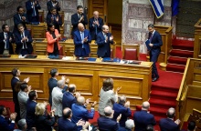 Όρθιοι υπουργοί και βουλευτές χειροκροτούν τον πρωθυπουργό Κυριάκο Μητσοτάκη μετά την ομιλία του επί των προγραμματικών δεσμεύσεων